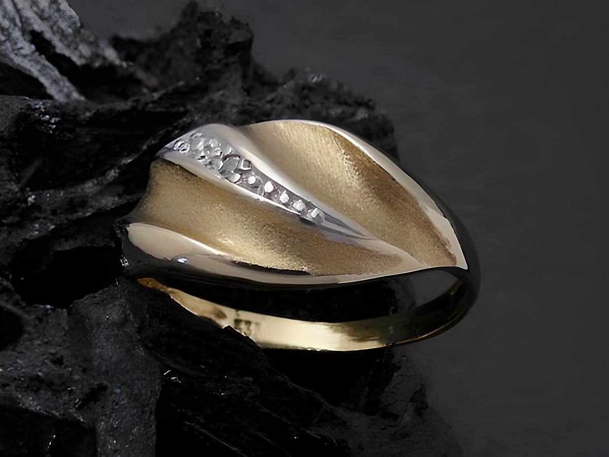 Gold Ring ansehnlich Gold 333 bicolor mit Diamant Goldring in Gr. 55, Hersteller Juwelier Harnisch bis Gr. 56/18. Der Ring präsentiert sich in stilvollem Design.