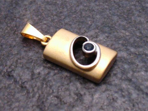 Gold Anhänger schick in bicolor Gold 585 mit einem runden Saphir, hergestellt von Juwelier Harnisch, elegant und modern gestaltet für stilvolle Akzente.