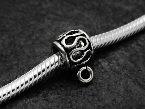 Schlaufen BLANKO charms Einhänger aus Sterling Silber mit einer Größe von 7 mm, gefertigt vom Juwelier Harnisch, auf einem geflochtenen Schmuckband abgebildet.