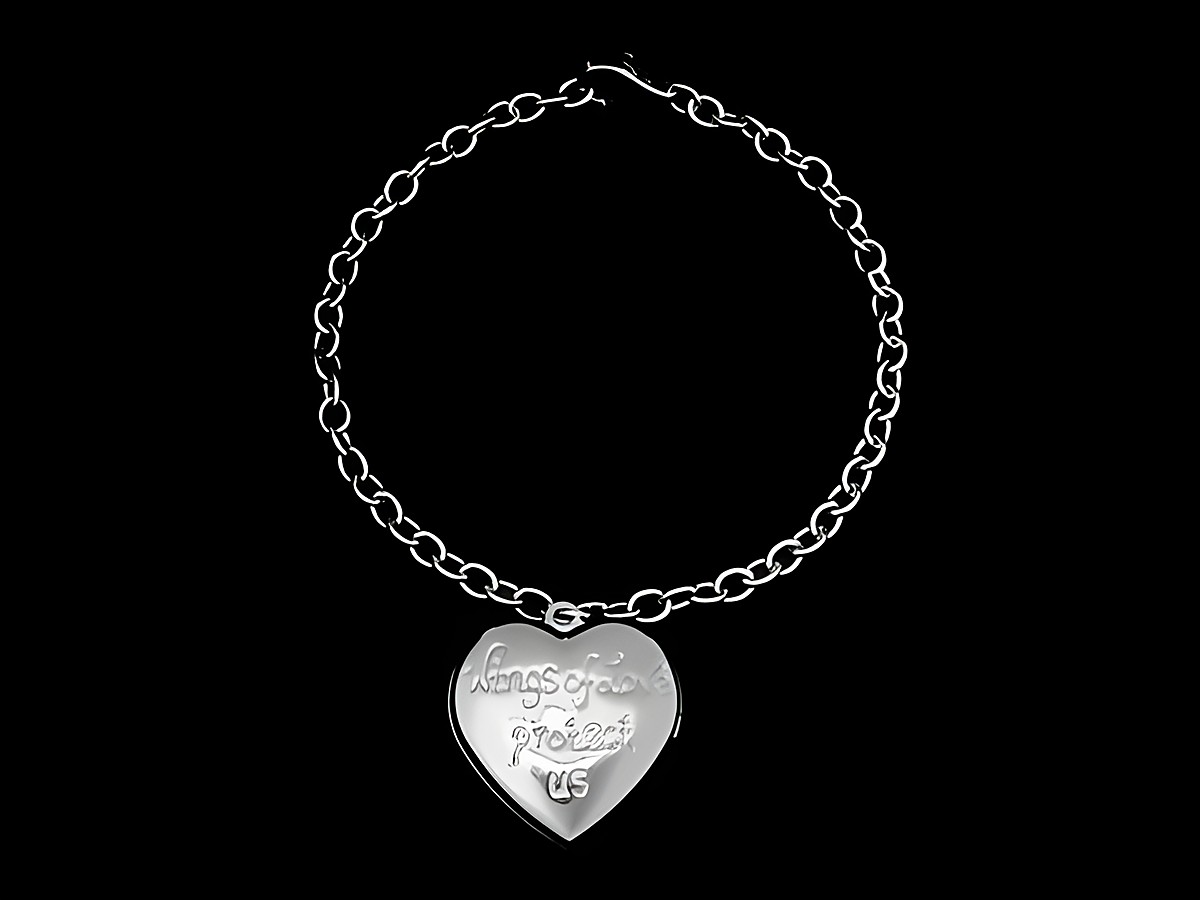 Silber Armband mit Medaillon in Herzform und Flügelmotiven, graviert mit der Aufschrift Wings of Love protect us, hergestellt von Juwelier Harnisch, ohne Stein. – Ansicht 2