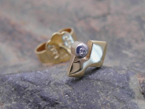 Zick-Zack Design Ohrstecker unisex in Gold 585 bicolor mit elegantem Diamant, Einzelstück vom Juwelier Harnisch, ideal für stilvolle Akzente.
