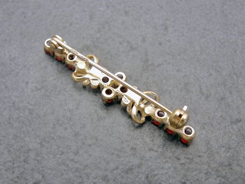 Granat Brosche 37,4 mm verführerisch Gold mit filigranem Design und funkelnden Granatsteinen, hergestellt von Juwelier Harnisch, perfekt für elegante Anlässe.