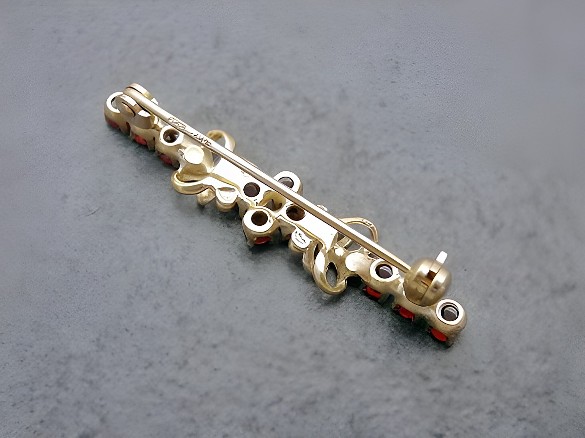 Granat Brosche 37,4 mm verführerisch Gold mit filigranem Design und funkelnden Granatsteinen, hergestellt von Juwelier Harnisch, perfekt für elegante Anlässe. – Ansicht 2