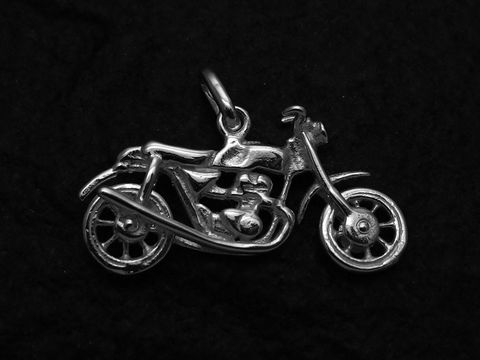 Anhänger Motorrad aus 925 Sterling Silber plastisch gestaltet, von Juwelier Harnisch, zeigt ein detailliertes Fahrzeugdesign, ideal für Motorradliebhaber.