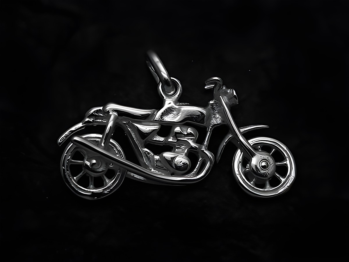 Anhänger Motorrad aus 925 Sterling Silber plastisch gestaltet, von Juwelier Harnisch, zeigt ein detailliertes Fahrzeugdesign, ideal für Motorradliebhaber.