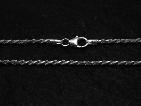 Kordelkette rhodiniert 80 cm Sterling Silber 1,8 mm von Juwelier Harnisch, zeigt die feine Struktur und den sicheren Karabinerverschluss dieser eleganten Schmuckkette.
