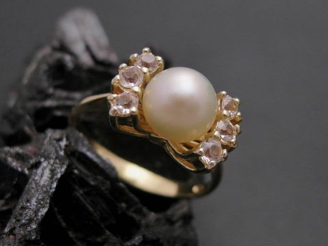 Gold Perlen Ring edel Gr. 56 6,9 mm Zuchtperle Zirkonia Gold 333 Hersteller Juwelier Harnisch bis Gr. 56 18 schön arrangiert auf dunklem Hintergrund.