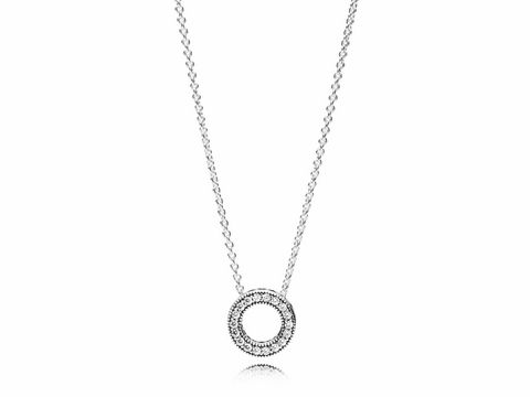 79216971-0 Pandora Halskette mit Anhänger in Form eines Herzens, aus hochwertigem Material, 45 cm lang, funkelndes Design, ideal für elegante Anlässe oder als Geschenk.