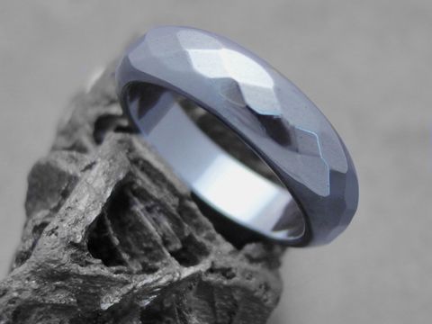 Steinring facettiert aus echtem Hämatin in anthrazit, Maße 6 x 2,4 mm, Größe 54, Hersteller Juwelier Harnisch. Hochwertige Verarbeitung und modernes Design.