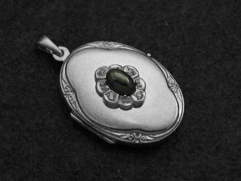 Hämatit grau Medaillon Cabochon in Sterling Silber rhodiniert, gefertigt vom Juwelier Harnisch, mit dekorativem Design und einem eleganten Verschluss.