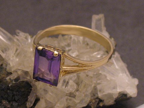 Goldring Gold 333 mit unechtem lila Stein in Gr 55, Hersteller Juwelier Harnisch, geeignet bis Gr 56/18, elegant umrahmt von klaren Kristallen.