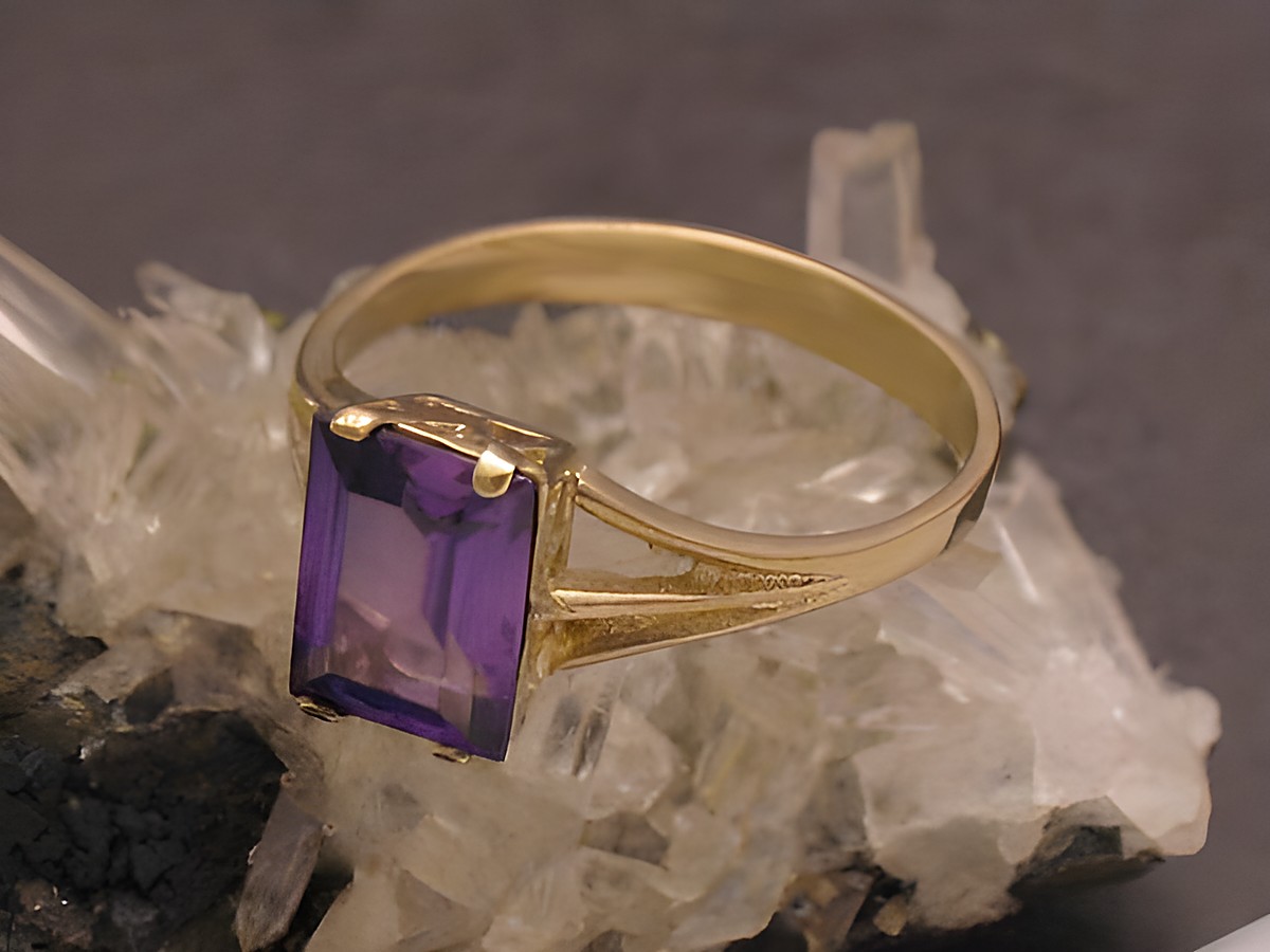 Goldring Gold 333 mit unechtem lila Stein in Gr 55, Hersteller Juwelier Harnisch, geeignet bis Gr 56/18, elegant umrahmt von klaren Kristallen.
